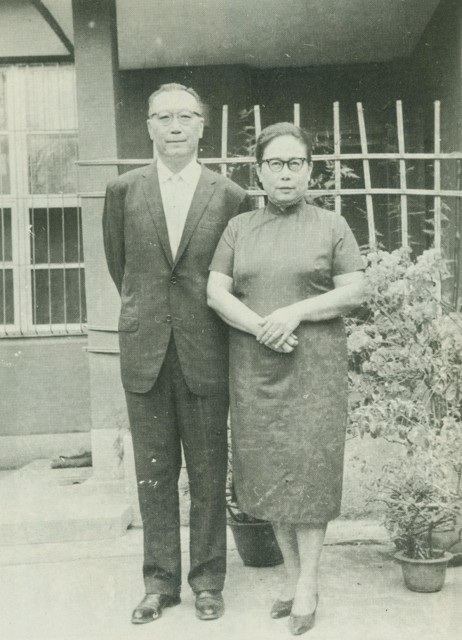 劉郁中（圖右）與羅大愚於1968年攝於臺中羅宅