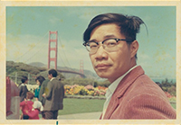 唐文標於美國舊金山金門大橋前留影<br>1956年唐文標自香港移民美國，並陸續完成大學、碩士、博士學業。因為這樣的背景，影響日後唐文標對於海外華裔等相關議題之觀察與省思。