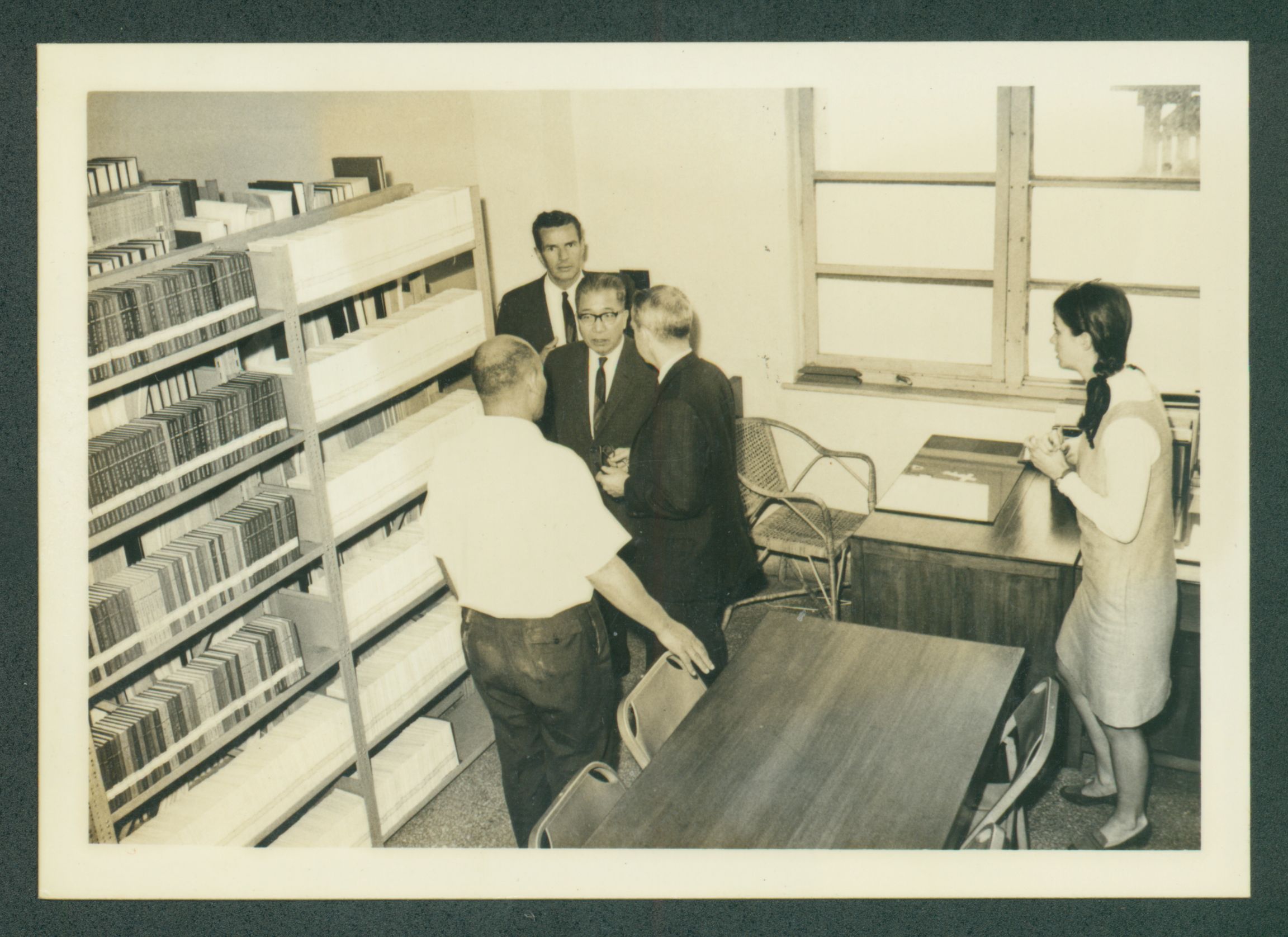 1967年美國在華基金會人員參訪本校，由陳可忠校長（右三）等人陪同參觀行政大樓二樓圖書館，圖中背對者為張齡佳館長。