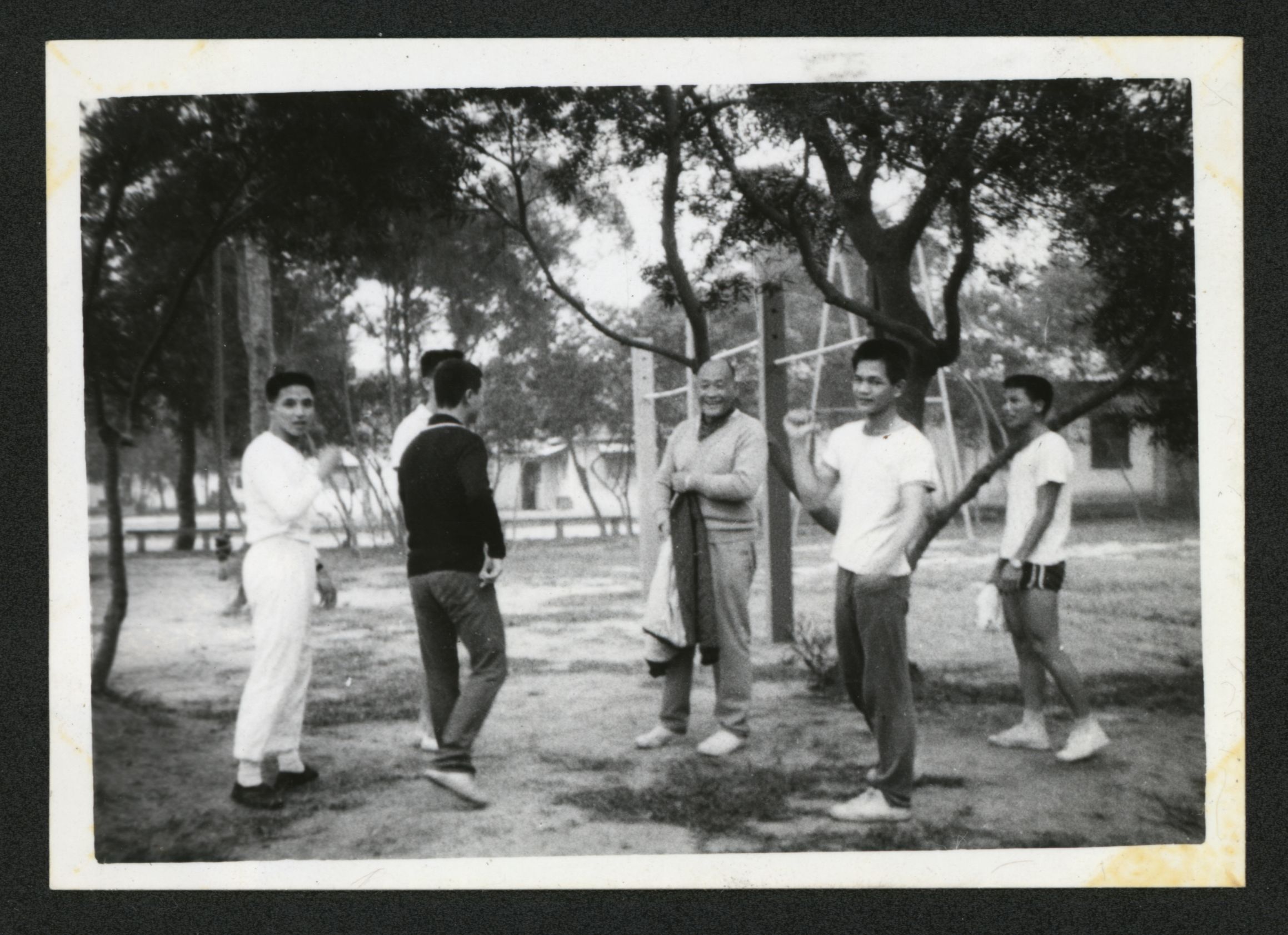 1965年張齡佳館長（右三）與田徑選手於練習後合影。