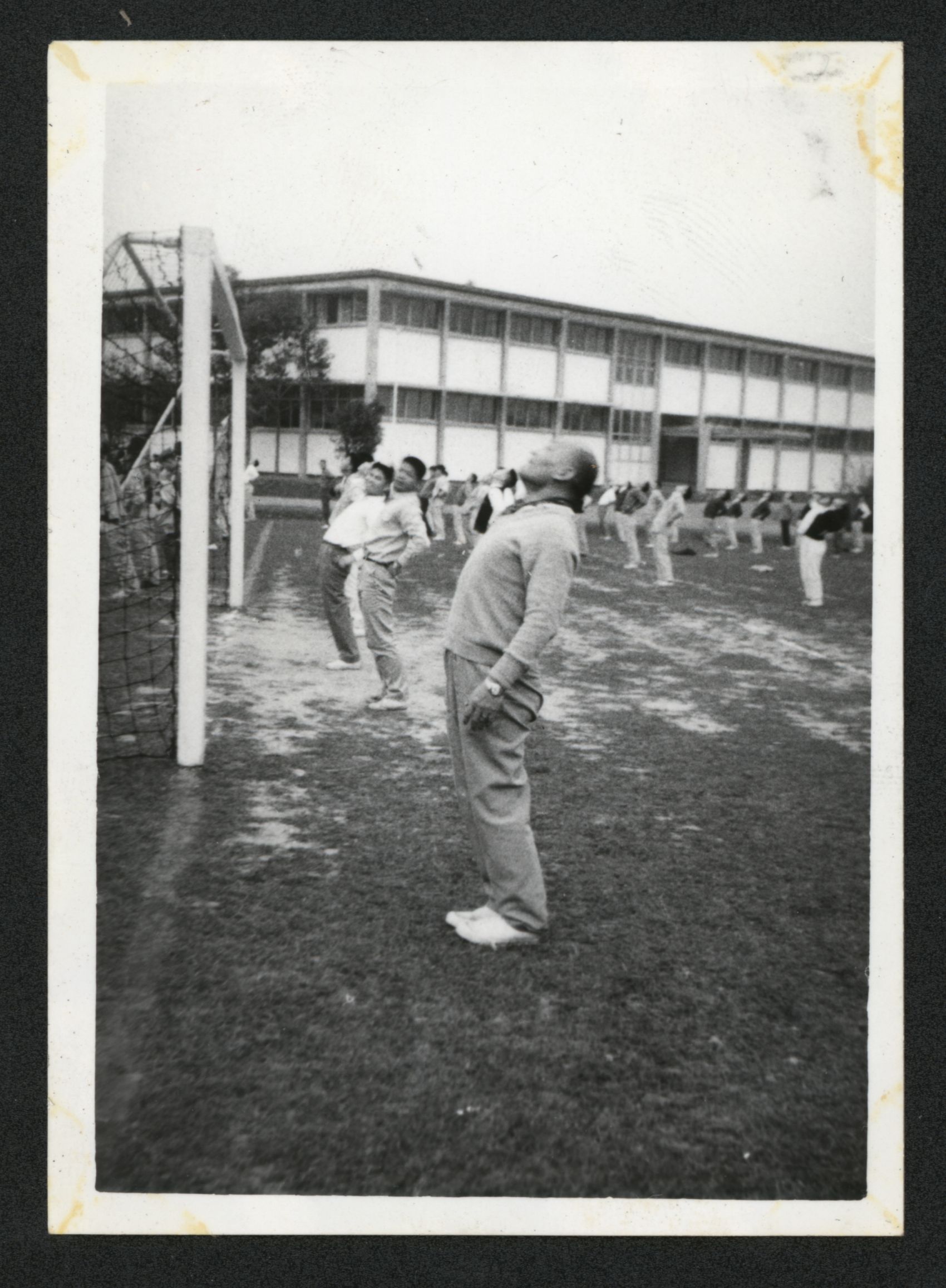 1965年張齡佳館長帶領學生做早操。