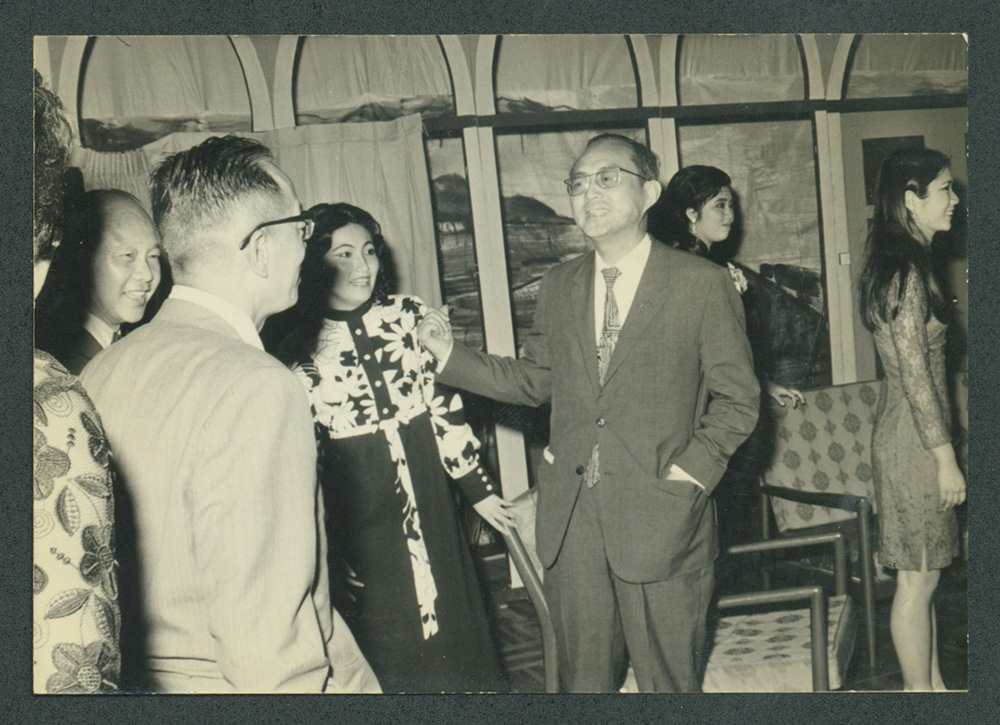1974年校慶晚會，洪同訓導長（右三）與話劇演員談話。
