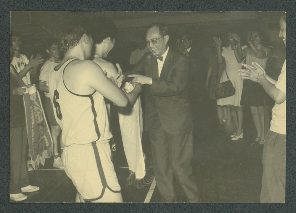 1973年新竹大專教聯籃球比賽，洪同訓導長（前中）與球員互動側拍