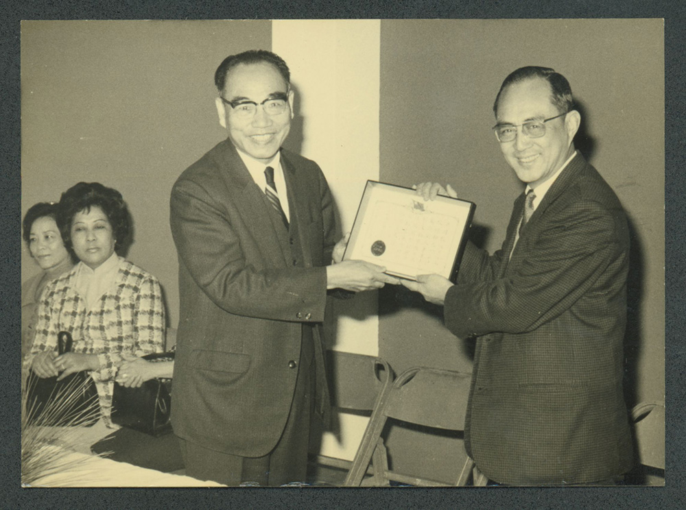 1972年03月14日新舊總務長交接，徐賢修校長（左）致贈獎狀給洪同訓導長（右）。