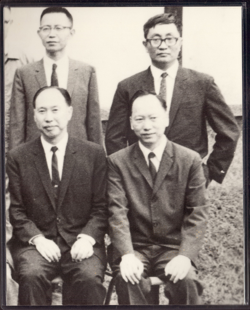 曾德霖教授（前右）與鄭振華教授（前左）、楊覺民教授（後右）、楊德禮教授（後左）合照。
