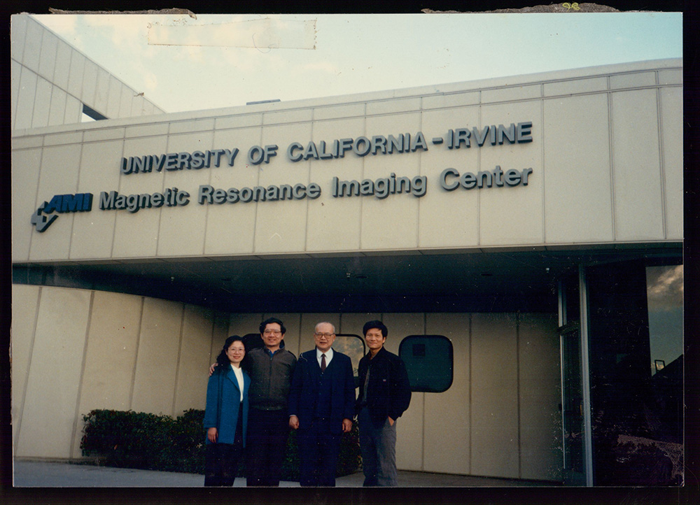 1990年2月翁寶山教授（右二）與校友於加大歐文校區合影。