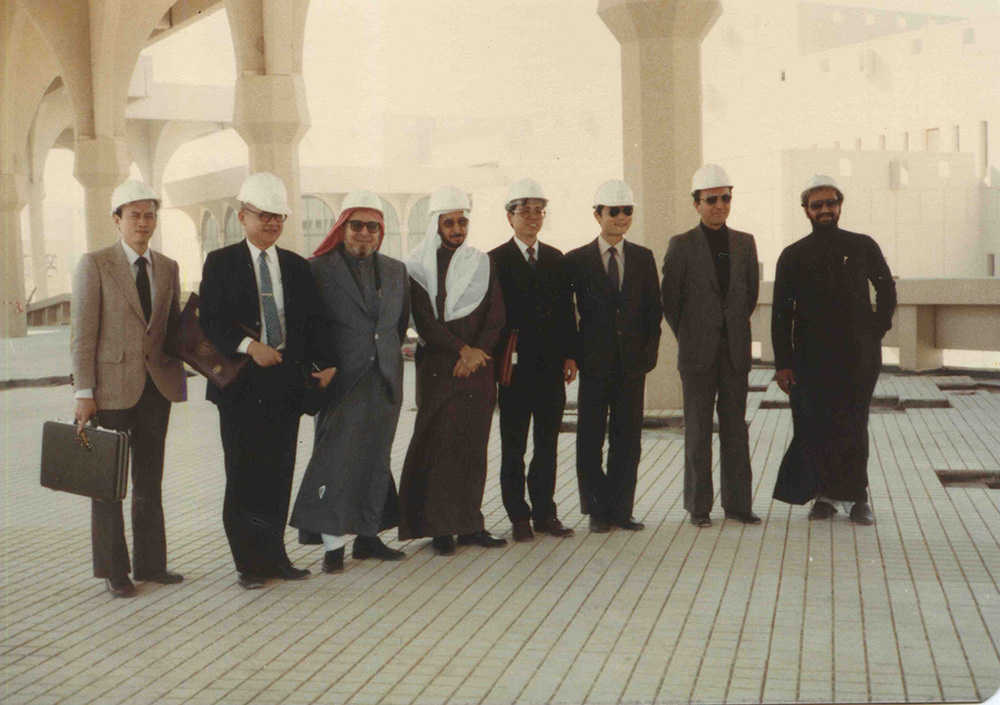 1983年核工系教授遠赴沙烏地阿拉伯，傳授核能技術（左二為翁寶山教授）。