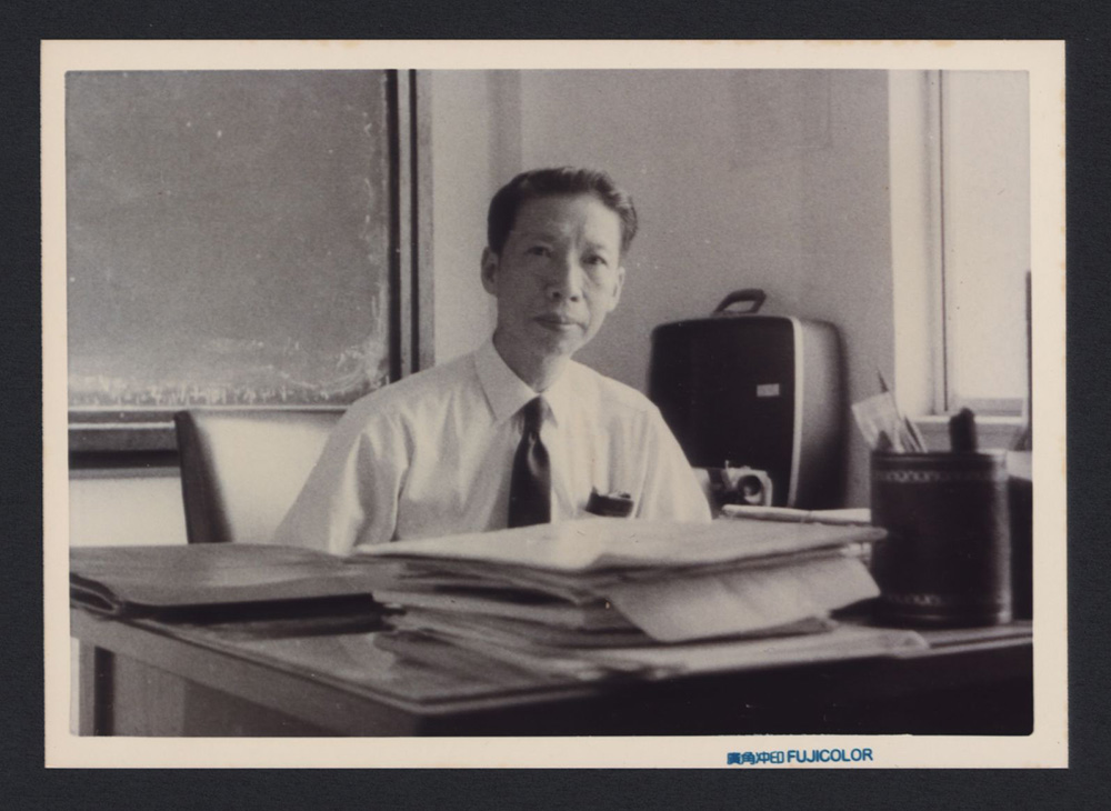1971年孫方鐸教授在清華大學研究室獨照。
