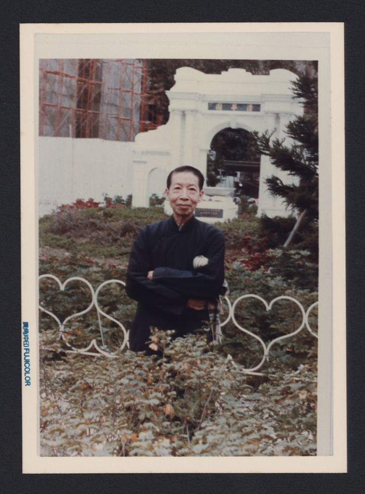 1985年孫方鐸教授退休後的生活，於清華大學內獨照。