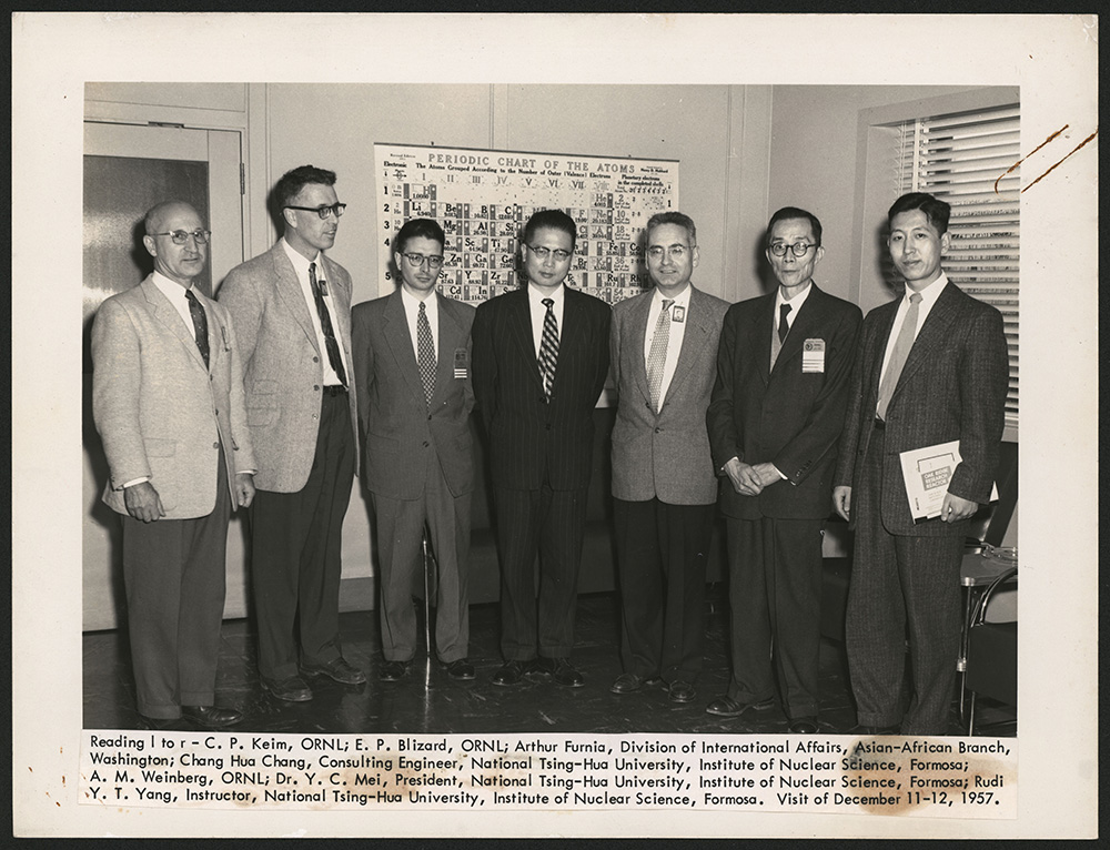 1957年梅貽琦校長（右二）與楊毓東教授（右一）、張昌華建築師（右四）等人前往美國參觀范氏加速器時合影。