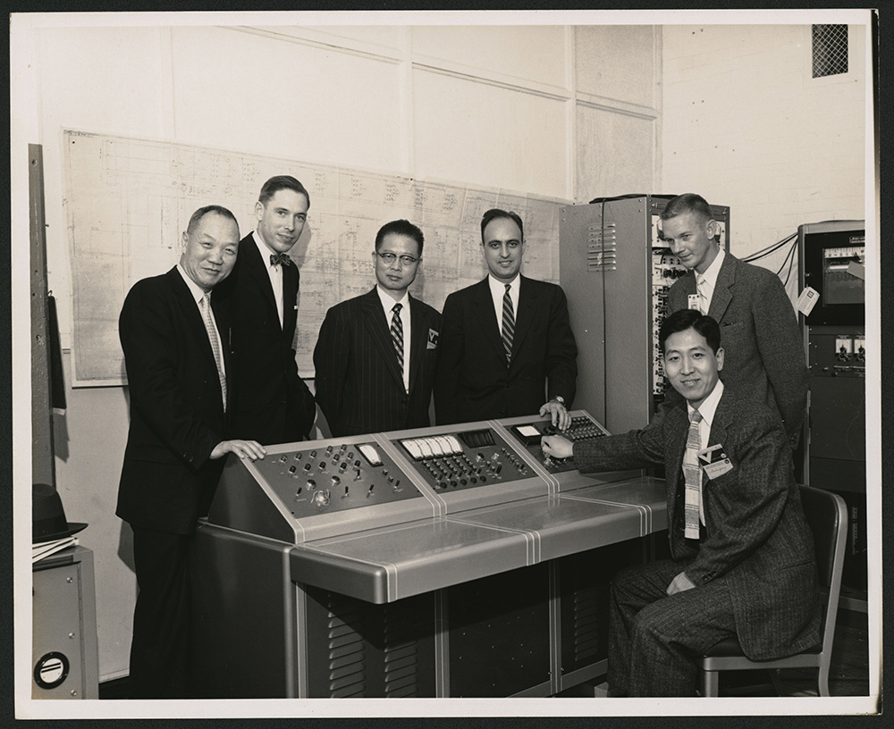 1957年楊毓東教授（右二）與張昌華建築師（左三）等人前往美國參觀范氏加速器。