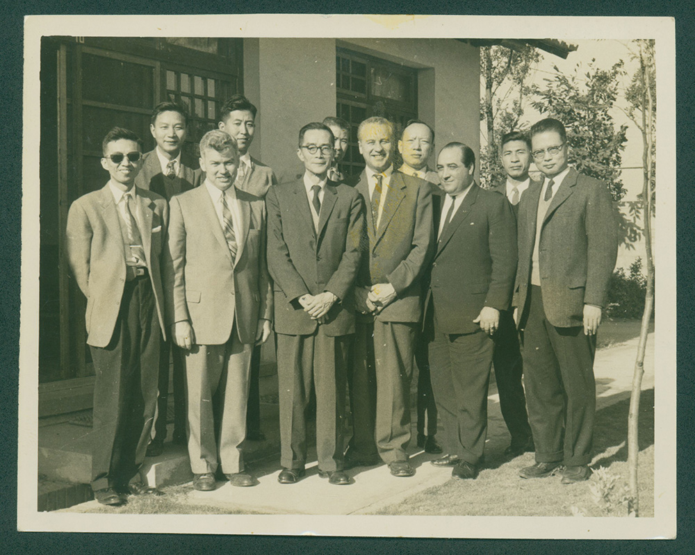 1958年12月08日，梅貽琦校長（前排左三）與陳省身先生（右二）、張昌華建築師（右一）、楊毓東教授（後左二）等人及外籍來賓於東院宿舍前合影。