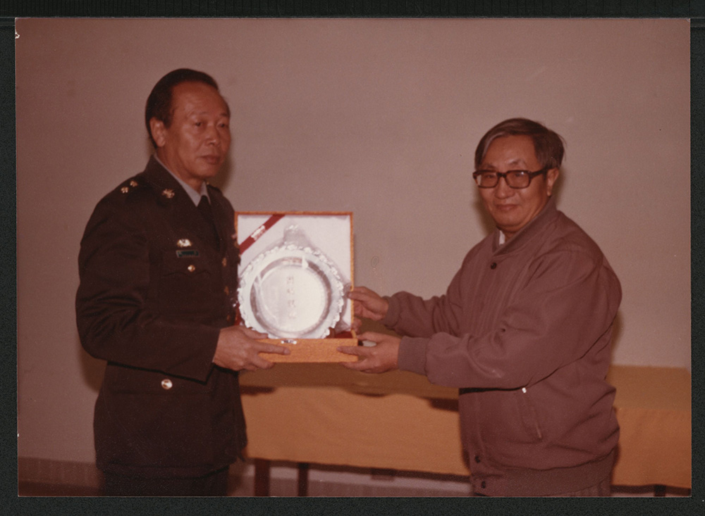 1984年12月28日任訓導長的楊覺民教授頒贈紀念盤予退休教官董勉中校。