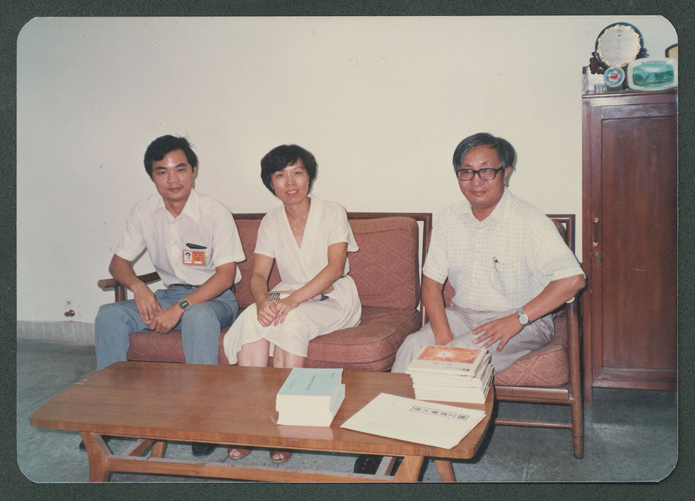 1982年楊覺民教授（右）與鍾堅教授（左）等人合影。