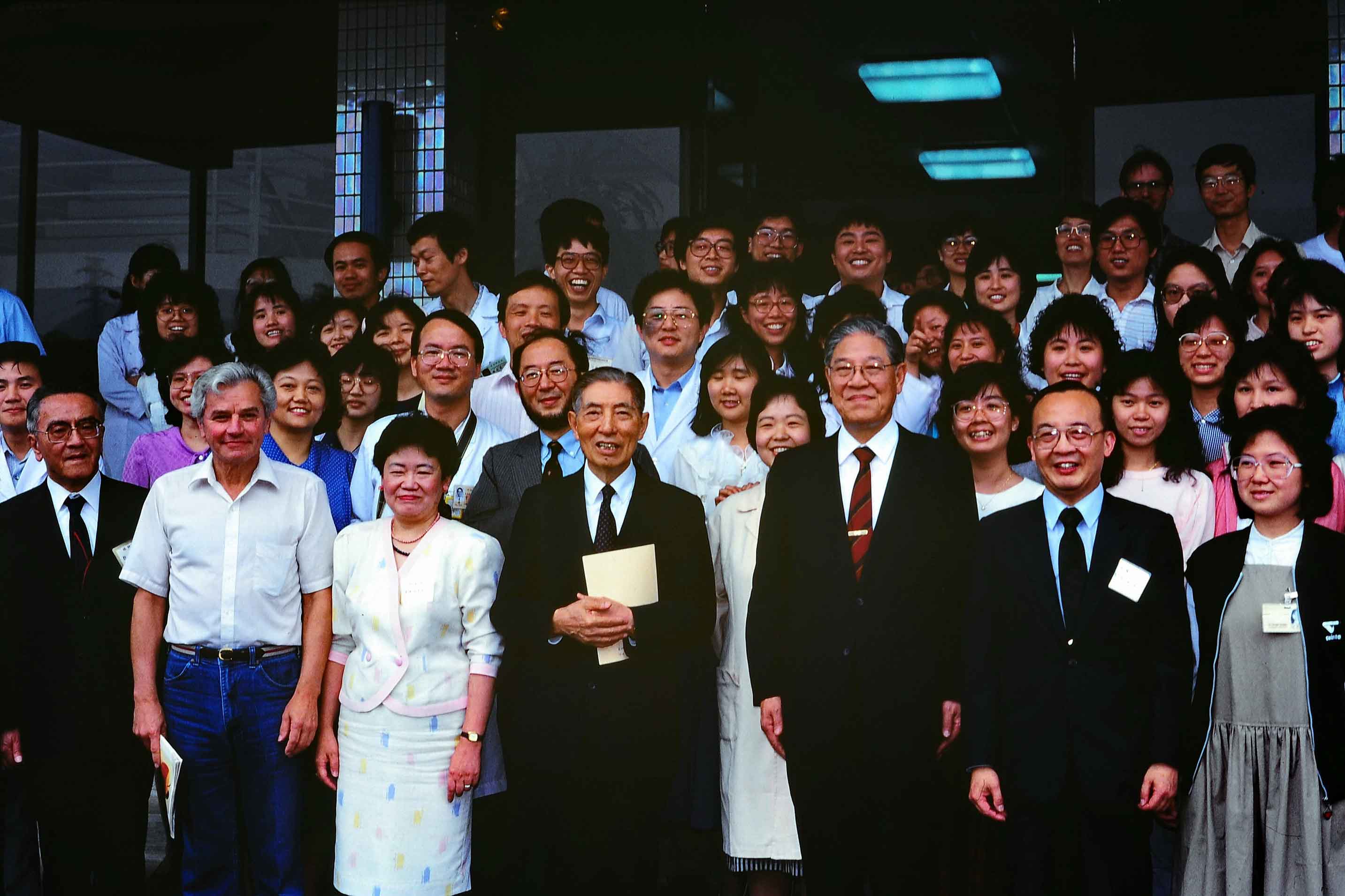 1988年曾晴賢博士班與黃秉乾院士、李登輝前總統合影
