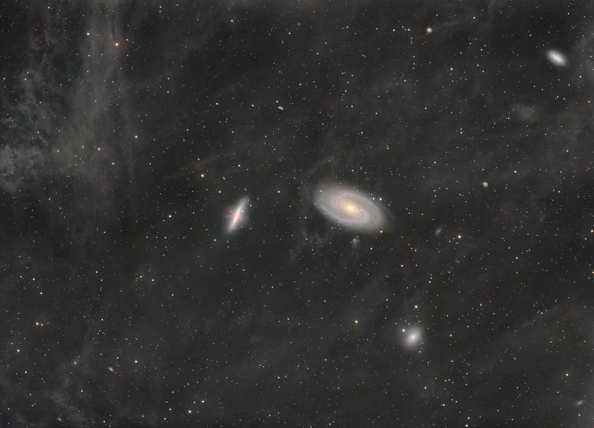 波德抽雪茄煙霧瀰漫