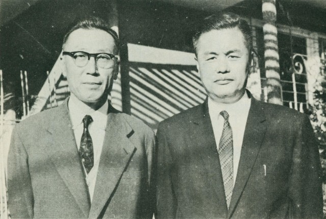 高士嘉（圖右）與羅大愚於1959年攝於臺中